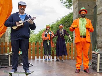 Wer hat den Durchblick? Szene aus der Auff&uuml;hrung unter dem Steg der Altenburg Foto: Michael Binder
