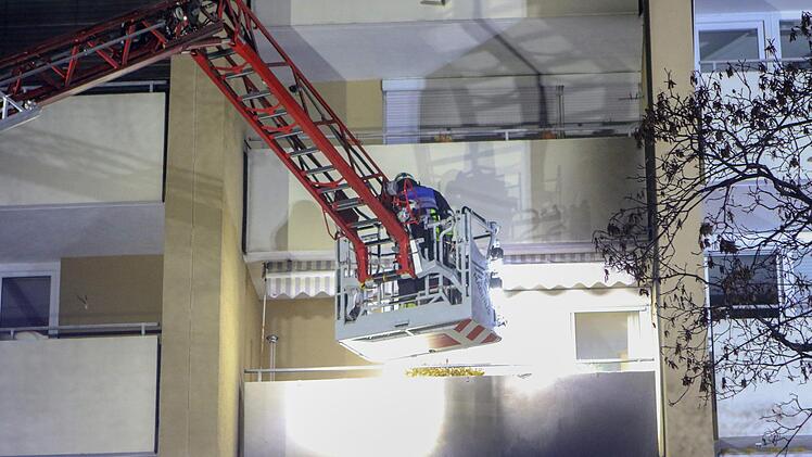 Die Nürnberger Feuerwehr rettete am Mittwochabend bei einem Einsatz im Hummelsteiner Weg eine Frau, in deren Haus ein Brand ausgebrochen war. Foto: NEWS5 / Friedrich