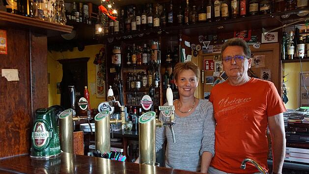 Das Ehepaar Katja Helm und Franz Rinecker f&uuml;hrt nun den Irish Pub in Hammelburg weiter.Foto: Arkadius Guzy