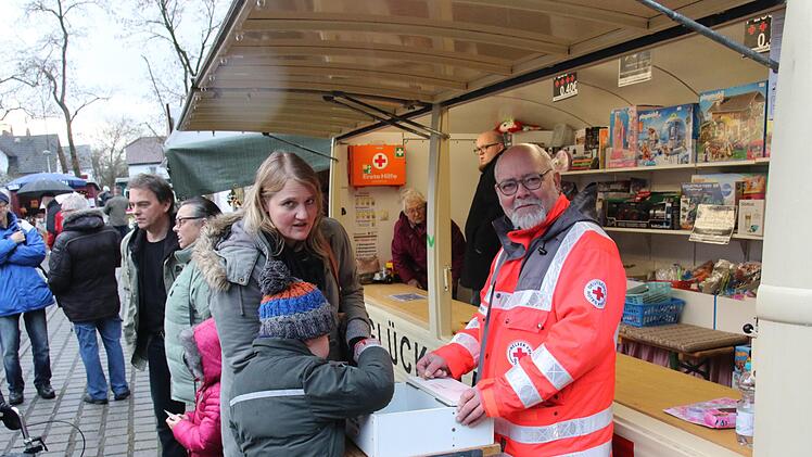 Schon seit mehr als 20 Jahren ist das BRK auf dem Nikolausmarkt vertreten. Neben der Tombola wurden auch Badezusätze in diesem Jahr verkauft. Foto: Michael Stelzner