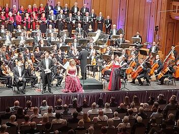 Daniel Schmutzhardt, Thomas Blondell (für den erkrankten Benjamin Bruns eingesprungen), Annette Dasch und Schauspielerin Christine Neubauer (v.l.) vor dem hr Sinfonieorchester und der Katholischen Kantorei Bad Kissingen auf der Bühne des vollen Ma...