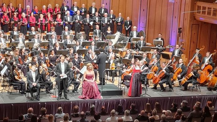 Daniel Schmutzhardt, Thomas Blondell (für den erkrankten Benjamin Bruns eingesprungen), Annette Dasch und Schauspielerin Christine Neubauer (v.l.) vor dem hr Sinfonieorchester und der Katholischen Kantorei Bad Kissingen auf der Bühne des vollen Ma...