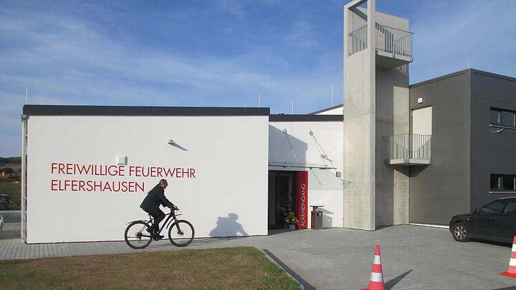 Das neue Feuerwehrhaus  ist der Stolz des Marktes und die Freude der heimischen Wehr, die jetzt über ausreichend Platz für Ernstfall und Übungen verfügt.  Foto: Winfried Ehling