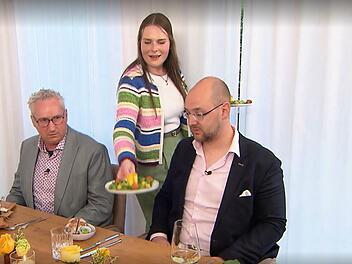 Axel (links) und Steffen sind "entsetzt" von Caros Anrichte-Talent.