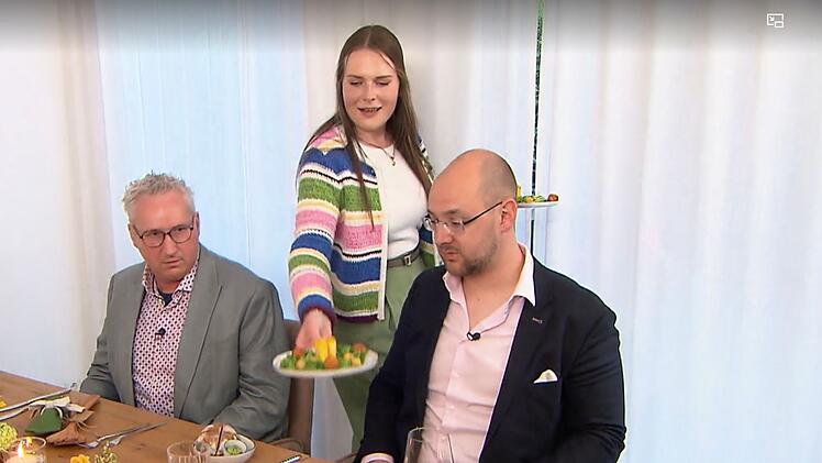 Axel (links) und Steffen sind "entsetzt" von Caros Anrichte-Talent.
