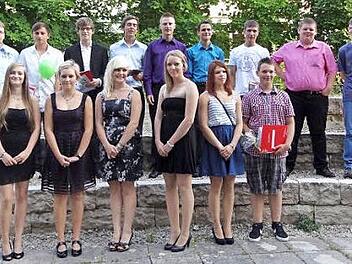 Die ausgezeichneten Schüler: Monique Tiedje (10a), Johanna Koch (10a), Marina Schmidt (10a), Jördis Göttel (9a), Yvonne Wüstenberg (9a), Oliver Lang (9a) (vorne von links); Max Dicker (10a) , Marko Hofmann (10a), Winfried Weis (9a), Julian Pfeufer (9c M-Klasse), Lukas Müller (9c M-Klasse), Philipp Ebert (9c M-Klasse), Nico Herbst (9a), Mathias Schuler (9a) und Maximilian Heinl (10a).
