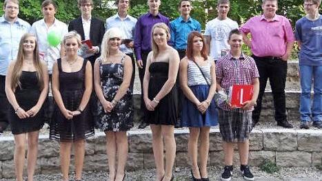 Die ausgezeichneten Schüler: Monique Tiedje (10a), Johanna Koch (10a), Marina Schmidt (10a), Jördis Göttel (9a), Yvonne Wüstenberg (9a), Oliver Lang (9a) (vorne von links); Max Dicker (10a) , Marko Hofmann (10a), Winfried Weis (9a), Julian Pfeufer (9c M-Klasse), Lukas Müller (9c M-Klasse), Philipp Ebert (9c M-Klasse), Nico Herbst (9a), Mathias Schuler (9a) und Maximilian Heinl (10a).
