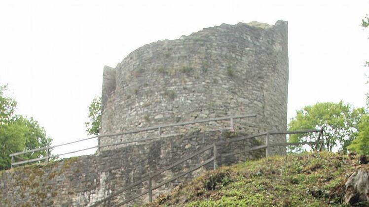 Mit Denkmal- und Naturschutzprojekten (hier die Ruine Nordeck bei Stadtsteinach) könnte der Tourismus angekurbelt werden.  Foto: Archiv