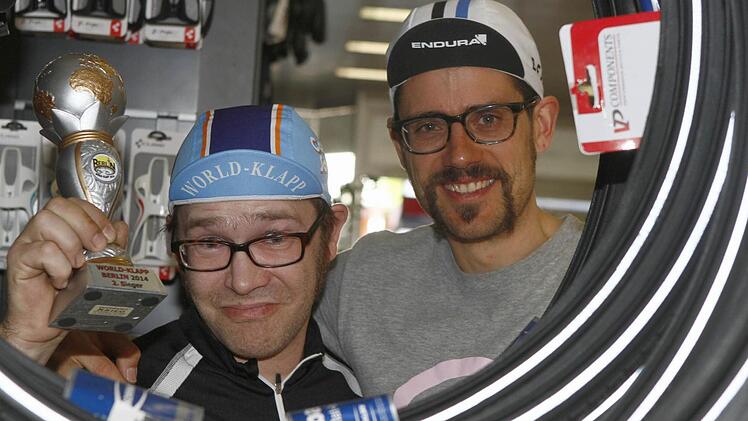 Zwei der vier Helden von Berlin: Volker Schröppel (links) und Tobias Araund mit dem Pokal inmitten der Auslage im "Multicycle" Foto: Jochen Nützel