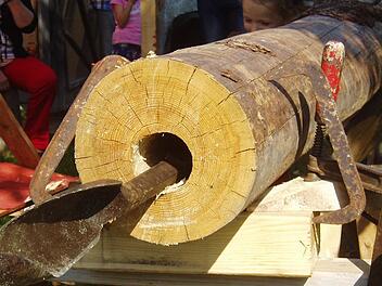 Nach rund drei Stunden war es geschafft: Die Holzleitung ist fertig. Genau in der Mitte war der Baumstamm durchbohrt worden.
