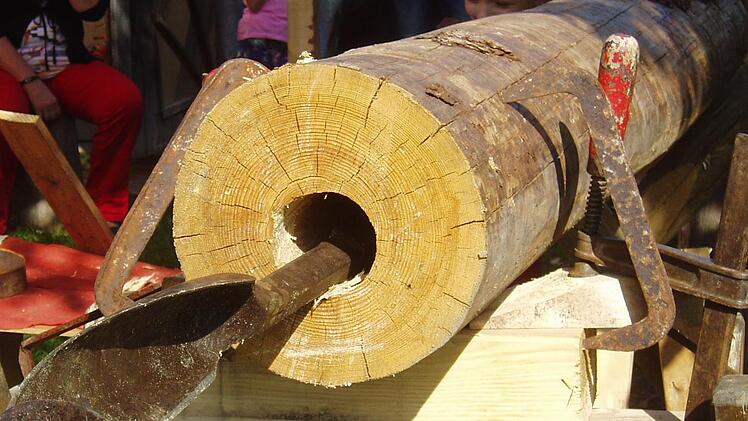 Nach rund drei Stunden war es geschafft: Die Holzleitung ist fertig. Genau in der Mitte war der Baumstamm durchbohrt worden.