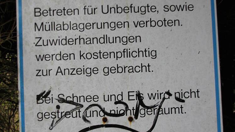 Warnschild am Fußweg zwischen Nalser Straße und dem Bahnhof Gundelsdorf (Foto: Friedwald Schedel)