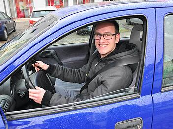 Oliver Helfrich aus Unterschleichach hat im letzten Jahr am Fahrfertigkeitstraining "Könner durch Er-fahrung" der Kreisverkehrswacht teilgenommen und davon im Alltag profitiert. Mit seinem Opel Corsa ist er jetzt viel sicherer unterwegs. Fotos: Ulrike Langer