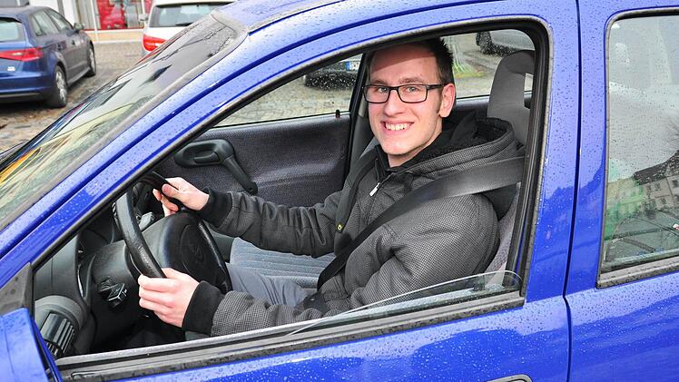 Oliver Helfrich aus Unterschleichach hat im letzten Jahr am Fahrfertigkeitstraining "Könner durch Er-fahrung" der Kreisverkehrswacht teilgenommen und davon im Alltag profitiert. Mit seinem Opel Corsa ist er jetzt viel sicherer unterwegs. Fotos: Ulrike Langer