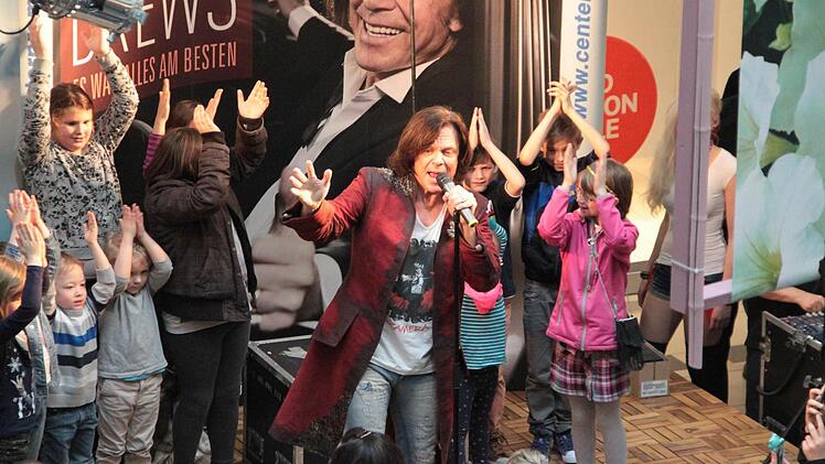 Gleich zu Beginn holte Drews Kinder aus dem Publikum auf die Bühne. Foto: Jürgen Gärtner