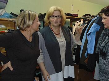 Staatssekretärin Anette Kramme (M.) in Begleitung von Cora Gundelfinger (l.) und Stadträtin Antje Rammensee Foto: Petra Malbrich