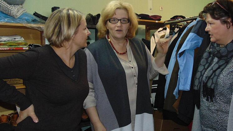 Staatssekretärin Anette Kramme (M.) in Begleitung von Cora Gundelfinger (l.) und Stadträtin Antje Rammensee Foto: Petra Malbrich