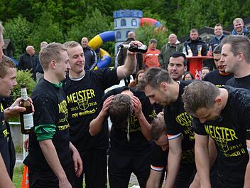 Wenn der TSV Wollbach feiert, dann gescheit. Das ist bei der Reserve nicht anders als bei der ersten Mannschaft. Fotos: Kathrin Kupka-Hahn