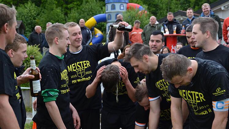 Wenn der TSV Wollbach feiert, dann gescheit. Das ist bei der Reserve nicht anders als bei der ersten Mannschaft. Fotos: Kathrin Kupka-Hahn