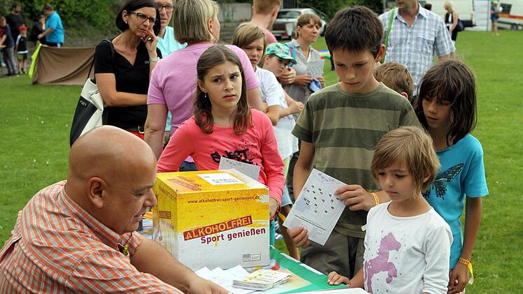 Viel Spaß hatten die Besucher bei Schwammschlachten, Tempo-Torschießen und anderen lustigen Stationen. Foto: Michael Wunder