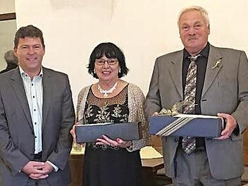 Helga und Otmar Helbig freuten sich &uuml;ber die Gl&uuml;ckw&uuml;nsche von Oberhaids B&uuml;rgermeister Carsten Joneitis. Foto: pr