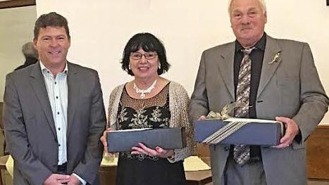 Helga und Otmar Helbig freuten sich &uuml;ber die Gl&uuml;ckw&uuml;nsche von Oberhaids B&uuml;rgermeister Carsten Joneitis. Foto: pr