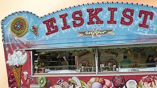 Die über 100 Jahre alte Eismaschine der "Eiskist" dreht sich künftig nur noch in Geiselwind. Foto: Mölter