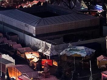 Bilder des Grauens: Der Lkw hat eine Spur der Verwüstung auf dem Weihnachtsmarkt an der Gedächtniskirche hinterlassen.  Foto: Bernd von Jutrczenka, dpa