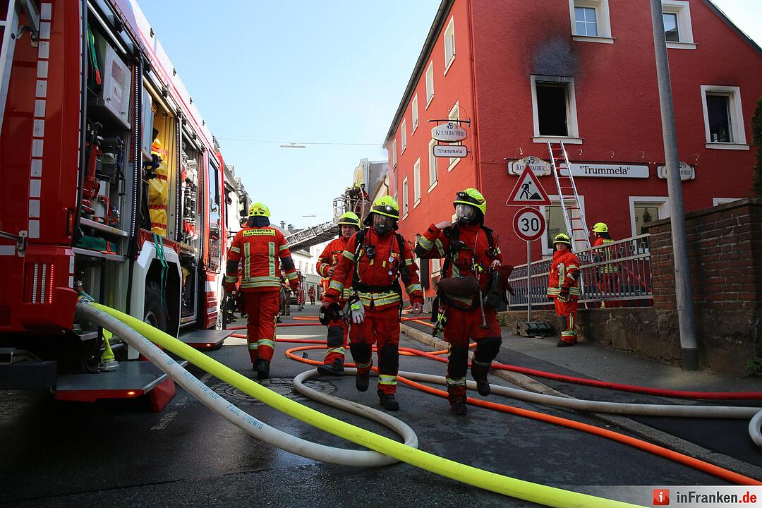 Sieben Verletzte bei Wohnhausbrand im Kreis Hof– 34-Jährige schwebt in Lebensgefahr