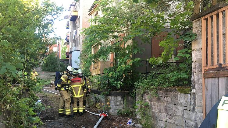 Am Freitagabend wurde die Feuerwehr in Fürth zu einem Feuer in der Schwachbacher Straße gerufen: In der "Pechhüttn" ist ein Brand ausgebrochen. Foto: NEWS5 / Schmelzer