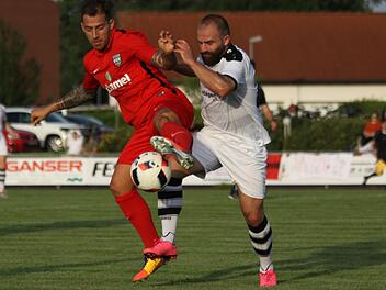 Baiersdorfs Neuzugang Dominik Schütz (l.) gegen den ersten Feuchter Torschützen Yasar Kaya. Am Ende musste sich der BSV mit 2:3 geschlagen geben.  Foto: Uwe Kellner