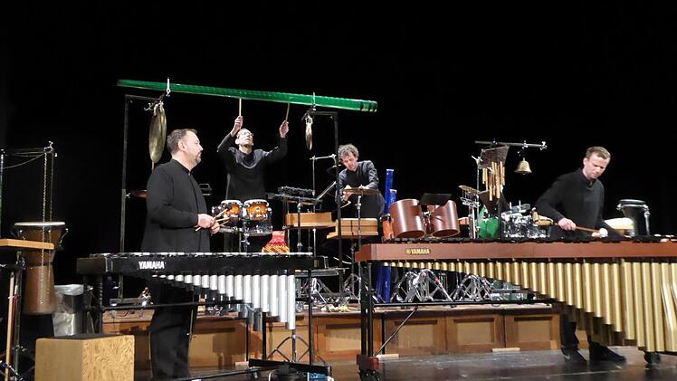 Mit großen Equipment kam das Ensemble Elbtonal Percussion ins Kurtheater. Gerhild Ahnert