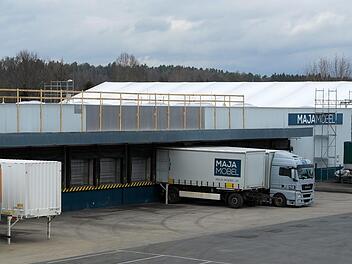 Die Lagerhalle des Kasendorfer Maja-Werks ist wieder instandgesetzt. Die dunkel eingefärbten Bleche markieren den Bereich, über dem am 3. Oktober 2017 das Dach eingestürzt ist.Peter Müller