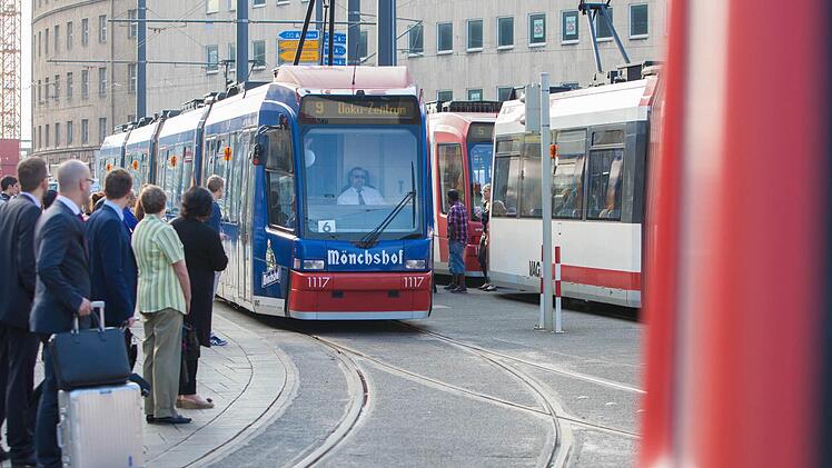 In der Nürnberger Südstadt ist am Freitagmorgen eine 16-Jährige von einer Straßenbahn erfasst und schwer verletzt worden. Symbolfoto: News5/Grundmann