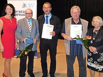 Kurt Kolb (Mitte) und Horst Metzner (rechts daneben) wurden als "stille Stars" ausgezeichnet. Es gratulierten (von links) BLSV-Bezirksvorsitzende Monika Engelhardt, der Kulmbacher BLSV-Kreisvorsitzende Lothar Seyfferth und Kloty Schmöller vom BLSV-Präsidium. Foto: Horst Wunner