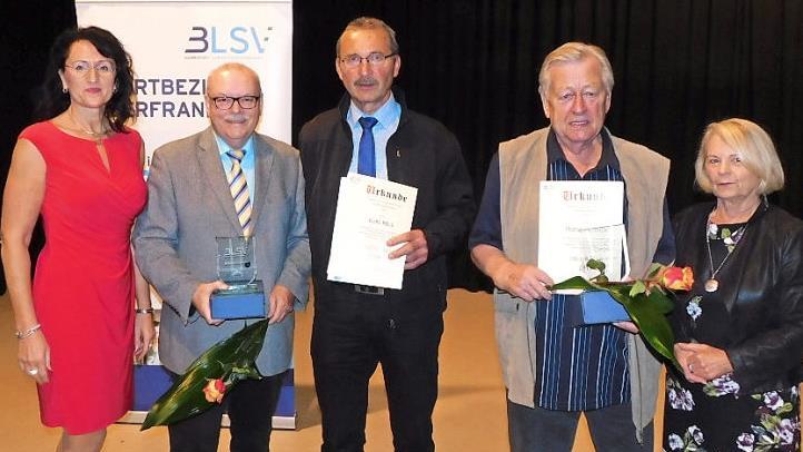 Kurt Kolb (Mitte) und Horst Metzner (rechts daneben) wurden als "stille Stars" ausgezeichnet. Es gratulierten (von links) BLSV-Bezirksvorsitzende Monika Engelhardt, der Kulmbacher BLSV-Kreisvorsitzende Lothar Seyfferth und Kloty Schmöller vom BLSV-Präsidium. Foto: Horst Wunner