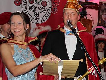 Das neue Kronacher Prinzenpaar, Silvia I. und Marco I., bei der Thronrede. Foto: Friedwald Schedel