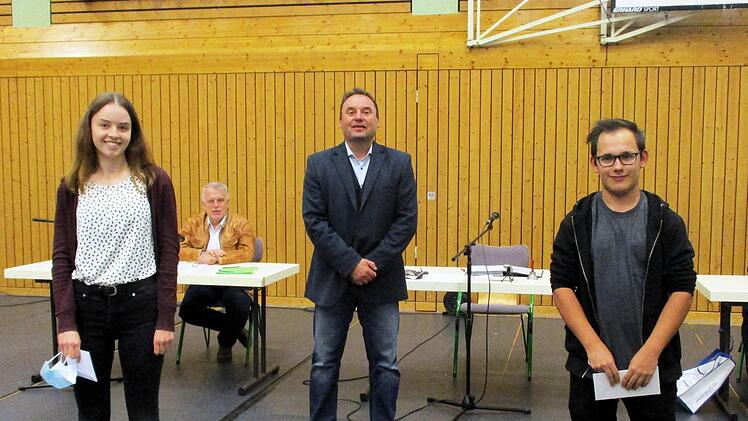 Bürgermeister  Michael Pöhnlein (Mitte)  mit den   ausgezeichneten Berufsabsolventen  Sandra Köstner und  Jan KürschnerSusanne Deuerling