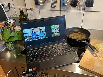 Wenn der Kochkurs online stattfindet, steht der Laptop eben in der Küche zwischen den Töpfen.  Unsere Mitarbeiterin hat mitgekocht. Foto: Angelika Silberbach