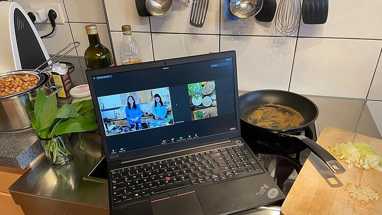 Wenn der Kochkurs online stattfindet, steht der Laptop eben in der Küche zwischen den Töpfen.  Unsere Mitarbeiterin hat mitgekocht. Foto: Angelika Silberbach