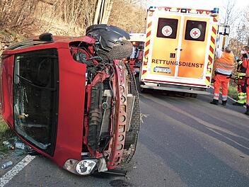 Schwere Verletzungen erlitt der 30-j&auml;hrige Fahrer dieses Autos. Die beiden Trike-Fahrer blieben unverletzt.