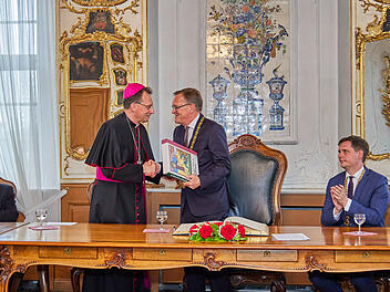 Bambergs neuer Erzbischof trug sich in goldenes Buch der Stadt ein