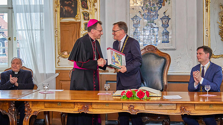 Bambergs neuer Erzbischof trug sich in goldenes Buch der Stadt ein