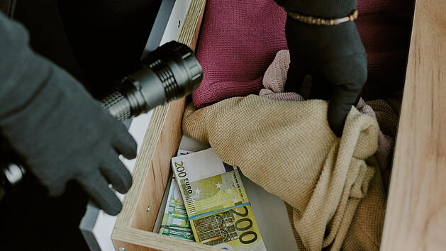Bargeld, Dieb, Einbrecher