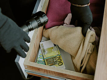 Bargeld, Dieb, Einbrecher