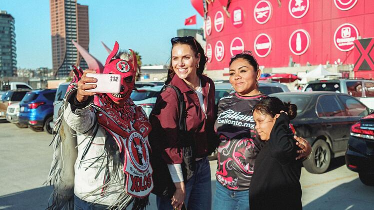 Esther Sedlaczeck trifft Fans beim traditionellen "Tailgating" vor dem Ligaspiel der Xolos in Tijuana, Mexiko.