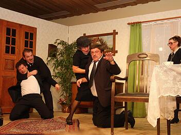 Gleich nach der "Beerdigung" kommt es auf der Bühne zum Streit: Klaus (Benjamin Zametzer), Kurt (Benedikt Hack), Olga (Helga Stirnweis), Heinz (Willi Zametzer)  und Ursel (Regina Hack)  kriegen sich in die Wolle. Fotos: Franz Galster
