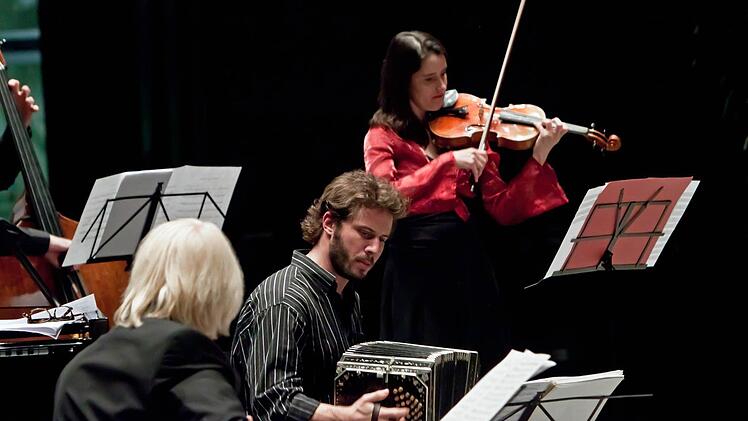 Intensiver musikalischer Dialog: Susanne Hofmann und Matias González,(Bandoneon). Foto: Jochen Berger