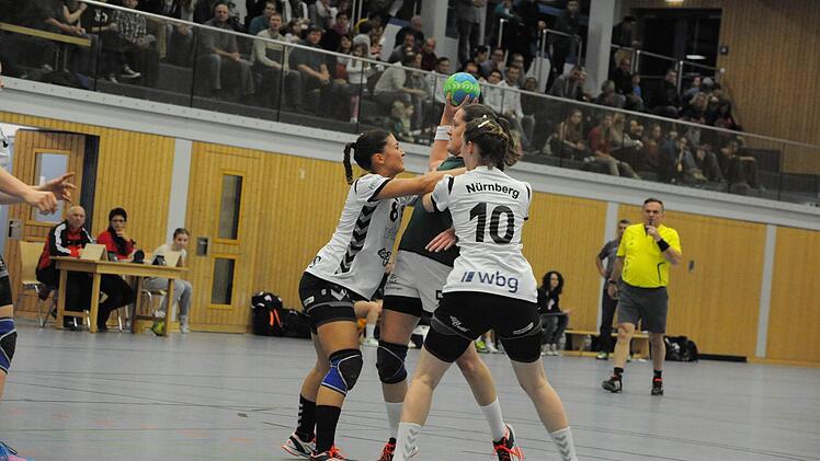 Szene aus dem Spiel der SG Garitz/Nüdlingen (grüne Trikots) gegen den 1. FC Nürnberg). Foto: Hopf