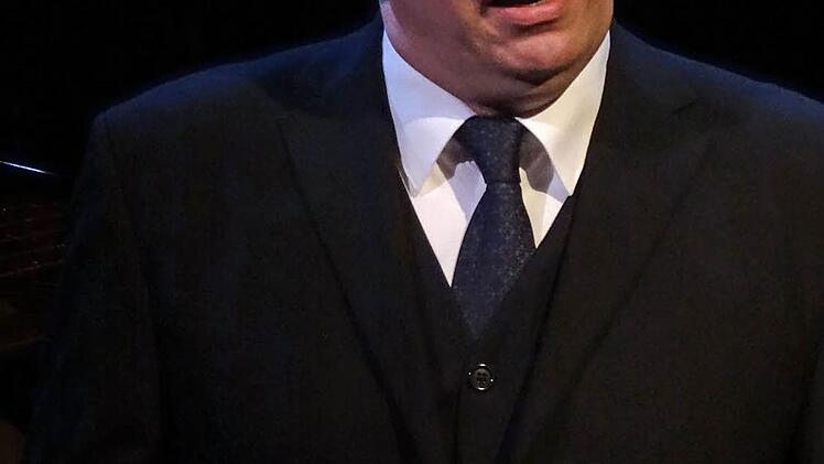 Martin Trepl gestaltete eine Liederabend in der Coburger Reithalle.Foto; Jochen Berger